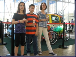 Ana, Álvaro y Celia, posaron así de contentos con su helado y sus premios. Ana, Álvaro y Celia, posaron así de contentos con su helado y sus premios.