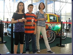 Ana, Álvaro y Celia, posaron así de contentos con su helado y sus premios.