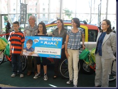 ANA CORTÉS GARCÍA, CELIA BLANCO MEDINA Y ÁLVARO GÓMEZ CARRERO, ganadora y finalistas del Certamen de Dibujo "DECORA EL COCHE DE MAMÁ Y NOSOTROS SE LO REGALAMOS-2" Vialia -Salamanca- 13 de mayo de 2009