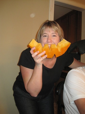 [carving pumpkin 018[2].jpg]