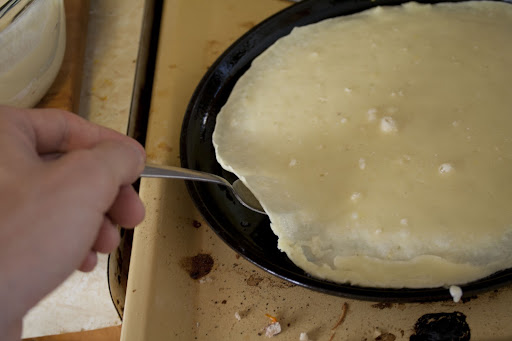 Unsticking the edge of the pancake with a spoon