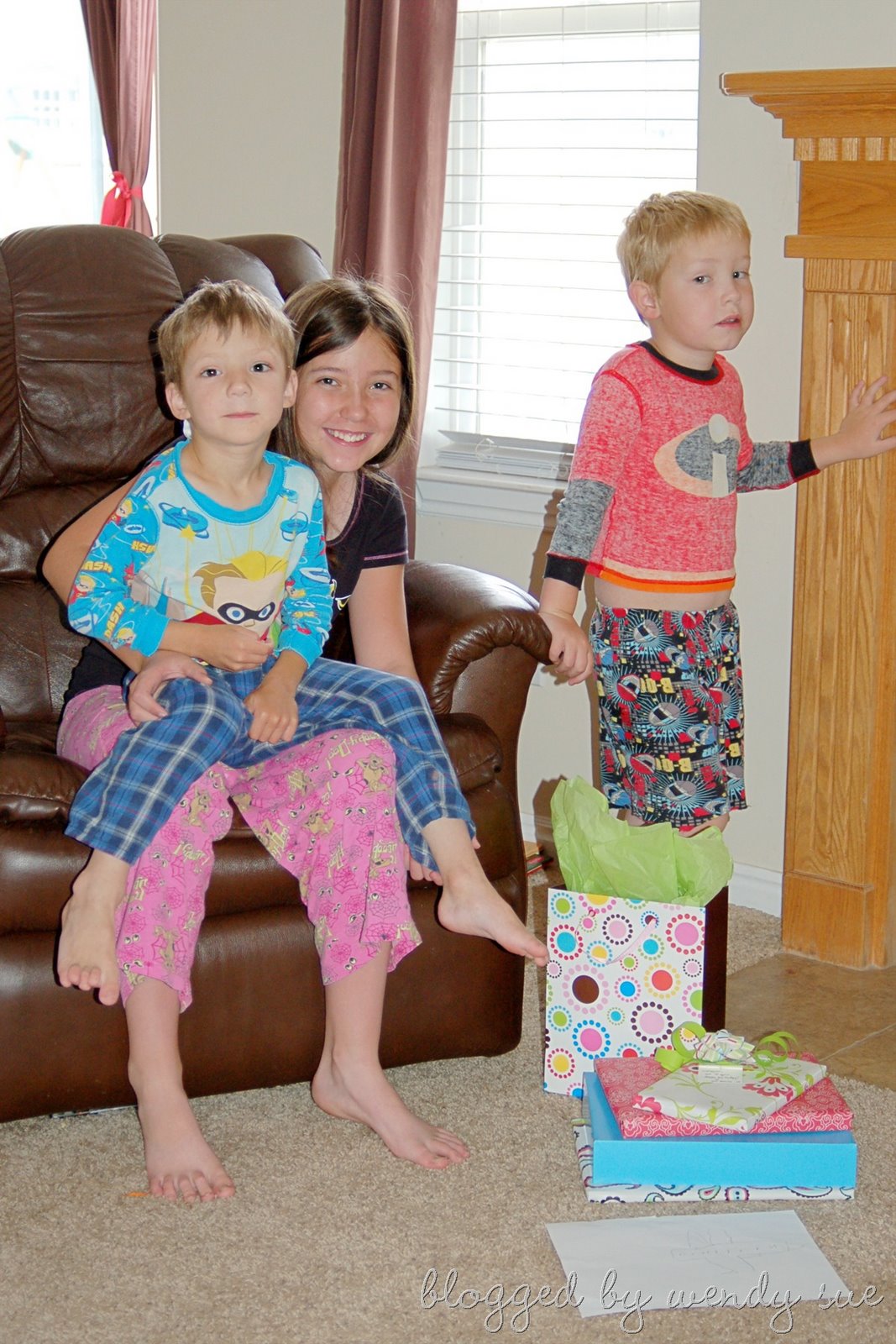 [061709_meagan_presents1[2].jpg]