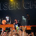 Kaiser Chiefs'in vokalisti Ricky Wilson'ı tanımlamak kesinlikle imkaansız. Hani bir saniye de olsa, insan yerinde durmasını bekliyor ama onun umrunda bile değil bu:) Bir bakıyorsun seyircilerin arasına dalmış, bir bakıyorsun platforma tırmanmış, bir bakıyorsun yerde yuvarlanıyor.