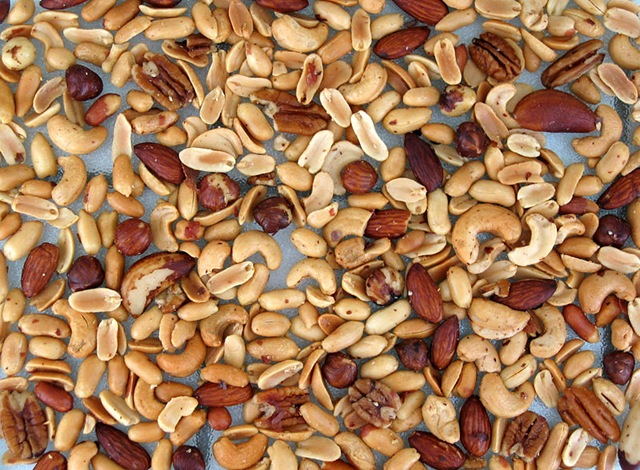 [800px-Mixed_nuts_spread[3].jpg]