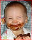 !a baby comendo chocolate