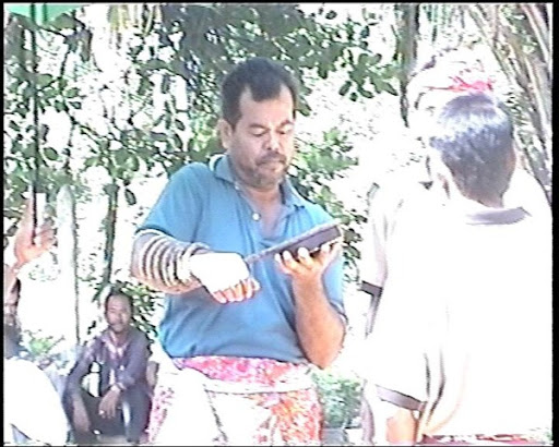 Gambar+permainan+tradisional+gasing
