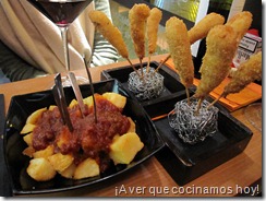 L'Alezna Tapas: Patatas Bravas y Langostinos con gabardina L'Alezna Tapas: Patatas Bravas y Langostinos con gabardina