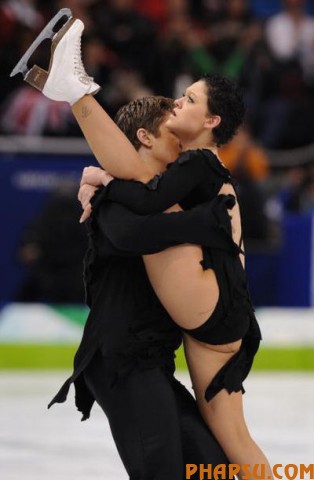 Israel's Alexandra Zaretsky and Roman Zaretsky perform in the Ice Dance Free program at the Pacific Coliseum in Vancouver, during the 2010 Winter Olympics on February 22, 2010. AFP PHOTO / YURI KADOBNOV (Photo credit should read YURI KADOBNOV/AFP/Getty Images)