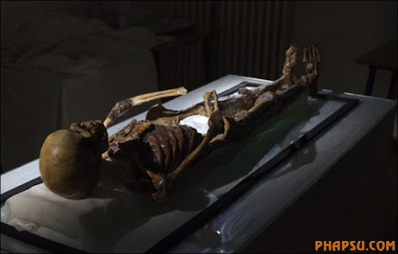 Mummy expert Dr. Ezio  Fulcheri, University of Genova, and team examine the mummy of Beata Scopelli.  Must GIve Photo Credit to:  Ron Bowman