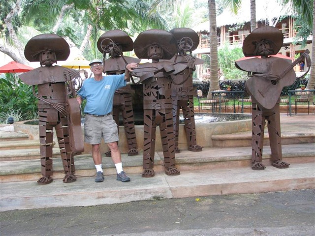 [MX09_Uxmal_John with band[4].jpg]
