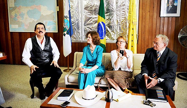 [blog_24_10_2009 _honduras_manuel_zelaya_delegação_do_centro_carter_embaixada_do_brasil[7].jpg]