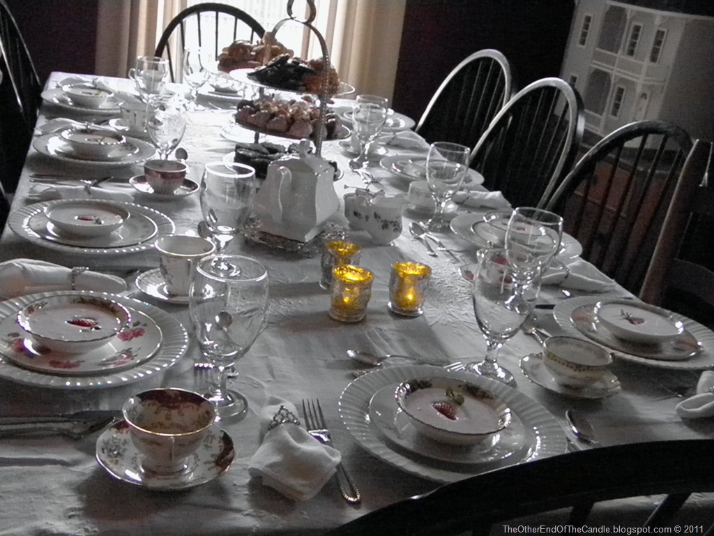 [Tablescape fit for a Queen 122[7].jpg]