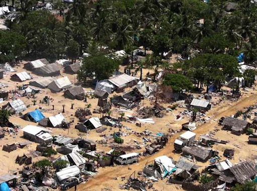 An aerial view of the former battlefront can be seen from the helicopter carrying U.N. Secretary-General Ban Ki-moon during his visit, which also included a visit to the refugee camp called Manik Farm, on the outskirts of the northern Sri Lankan town of Vavuniya May 23, 2009. Ban toured Sri Lanka's largest war refugee camp named Manik Farm, home to 220,000 refugees, in the north of the country on Saturday during a trip to press for wider humanitarian access and political reconciliation, and is the highest-level international visit Sri Lanka since the government declared victory on Monday over the Tamil Tiger rebels in a 25-year war.        REUTERS/Louis Charbonneau     (SRI LANKA CONFLICT MILITARY POLITICS)