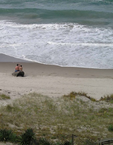 [a man on his log with his woman[5].jpg]