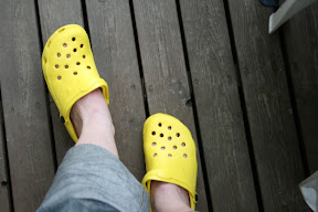 Urlaubs-Errungenschaft Nr.1: die guten Gummi Bade-Dusch-Matsche Schuhe fuer 3 €. Selten sowas sinnvolles gekauft. Und sowas hæssliches...