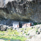 Ich zitiere einfach mal www.reuber-norwegen.de: Am Ende des Jøssingfjorden, an der Westwand des Berges Helleren, schmiegen sich zwei Häuschen eng an die überhängende Felswand. Es sind die Gebäude eines bis 1920 bewohntes Hofes....