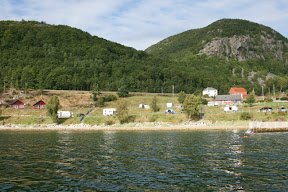 Nicht sehr voll, der Platz, und JA, da schwimmen schon wieder welche. Die netten Schwaben.