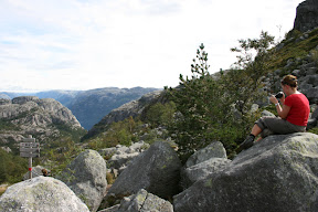 ....und ein paar Meter weiter dann der erste kleine Ausblick auf den Fjord. Den Lysefjord.