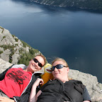 Reisegruppe gelb und frøhlich. Der kleine weisse Punkt rechts oberhalb von meinem Kopf ist uebrigens ein BOOT!