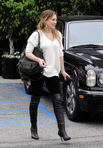 [hilary-duff-and-givenchy-pandora-billy-messenger-bag-gallery[2].jpg]
