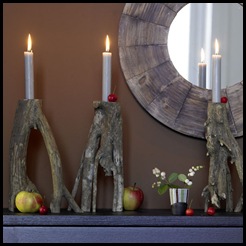 Kerzenhalter aus echten Baum- bzw. Aststücken mit Metalleinsatz für die Kerzen. Jeder Leuchter ist ein Einzelstück und unverwechselbar. Da sie schon für sich sprechen, möglicht sparsam drumherum dekorieren.