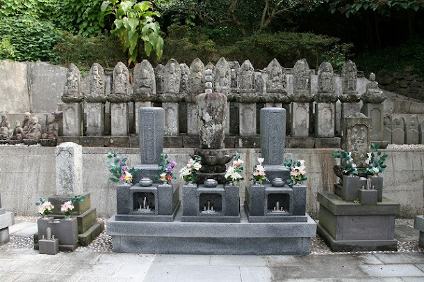 隣峰寺の墓