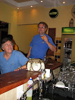 Arakem e Elvio, quase subindo no balcão do bar