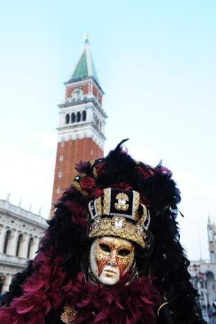 [Carnevale 2011 - foto il martedi grasso a venezia - maschera ed erotismo7[10].jpg]