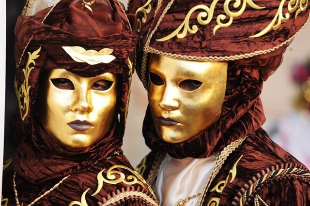 [Carnevale 2011 - foto il martedi grasso a venezia - maschera ed erotismo6[5].jpg]