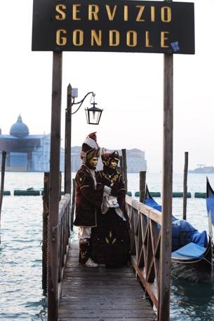 [Carnevale 2011 - foto il martedi grasso a venezia - maschera ed erotismo14[6].jpg]