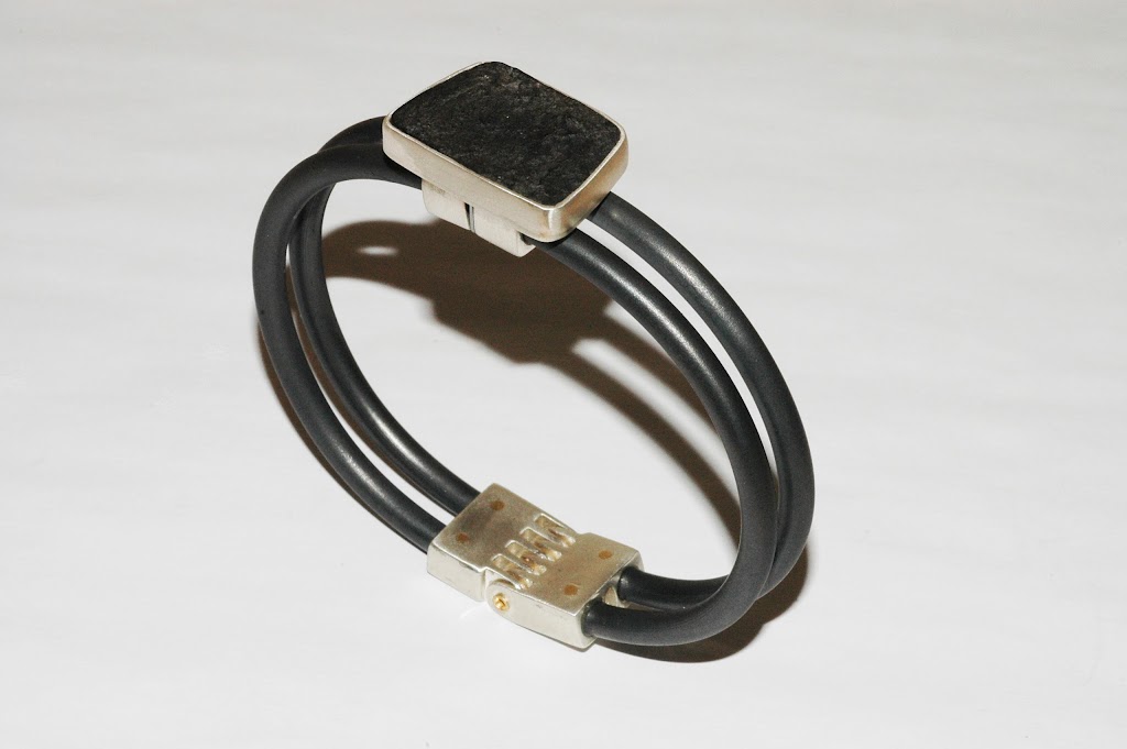 IMAGE: http://lh6.ggpht.com/_tMFmBR5gNrw/S-AN0PUt8sI/AAAAAAAAAFY/uAGW4PF4Rvo/s1024/double%20niobium%20bracelet%20with%20black%20jade.jpg