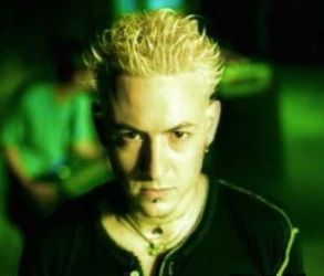 http://lh6.ggpht.com/_t_Qh-7k6dOE/SPz4pyHKPbI/AAAAAAAAAPg/WcnVoduwzhY/ChesterBennington.jpg