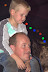 Bij papa op de schouders
