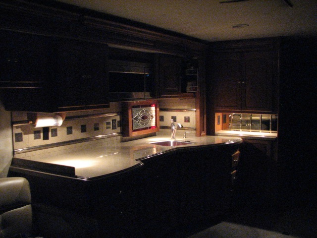 [Halogen Lights on Kitchen Cabinet 014[3].jpg]