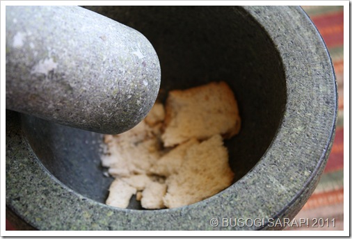MAKING BREAD CRUMBS STEP4© BUSOG! SARAP! 2011 MAKING BREAD CRUMBS STEP4© BUSOG! SARAP! 2011