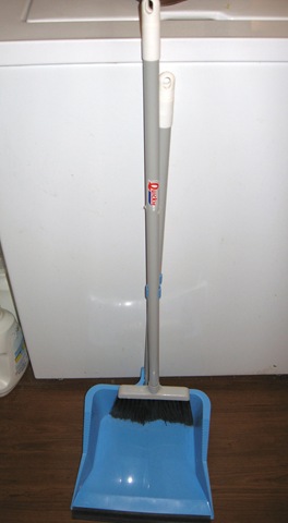 [broom dustpan[2].jpg]