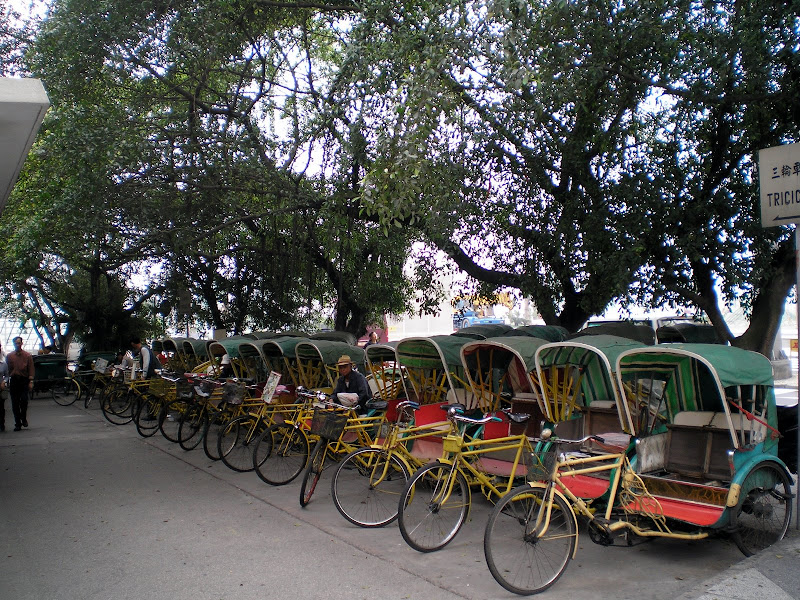 Riquexós frente ao hotel Lisboa, Macau