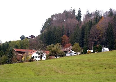 Man sieht die Beichelsteinalpe und den Bauernhof