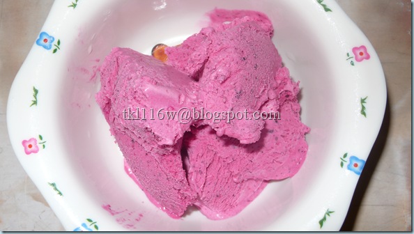 龙珠果雪糕 (Dragon Fruit Ice-Cream)