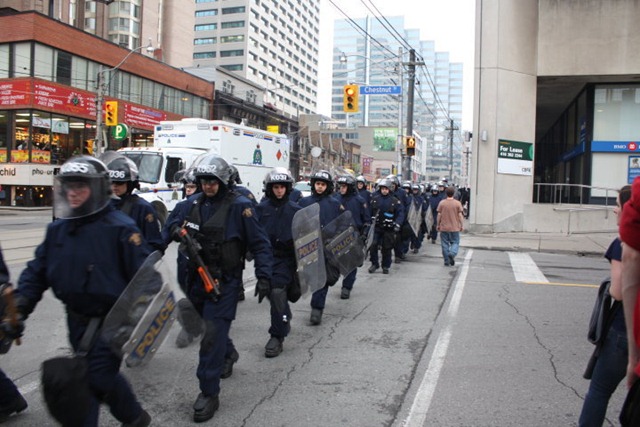 [policeriot3[4].jpg]