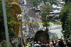 crowd below at 1.48pm