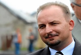 [Na Polonia deputado foi expulso do partido por fazer piada homofobica[4].jpg]