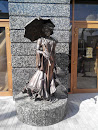 Статуя Дама з парасолькою