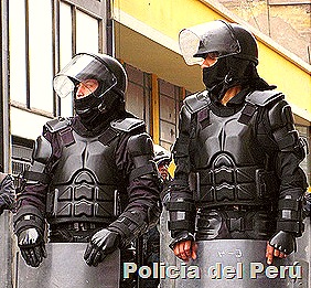 [policias_peru_puro_uniforme_poco_trabajo[48].jpg]