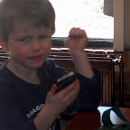 Ward wacht en vermaakt zich met papa's nieuwe telefoon, wat blijkbaar niet helemaal lukt....