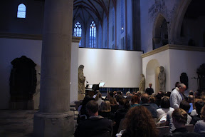 Vor dem Altar wurde eine feste Leinwand installiert.<br /> Bildunterschrift hinzufügen