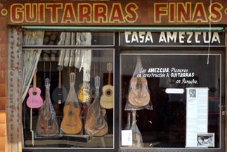 [Paracho Guitarras Amezcua 4 sm[3].jpg]