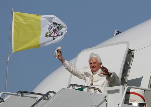 [Benedicto en el avión[10].jpg]