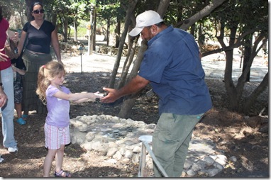 Abigail handing the pita to the taboon guy