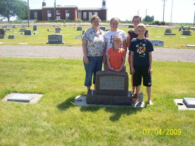 [Owyhee reunion  Grandma Naomi's grave[3].jpg]